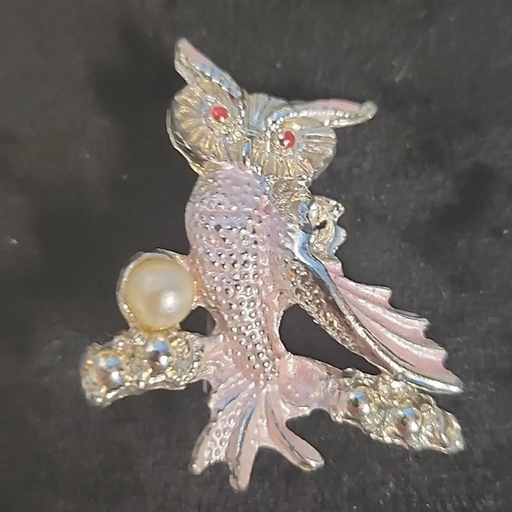 Vintage Pink Enamel Owl Brooch Faux Pearl Rhinestone Eyes Figural Bird Pin - Picture 1 of 3